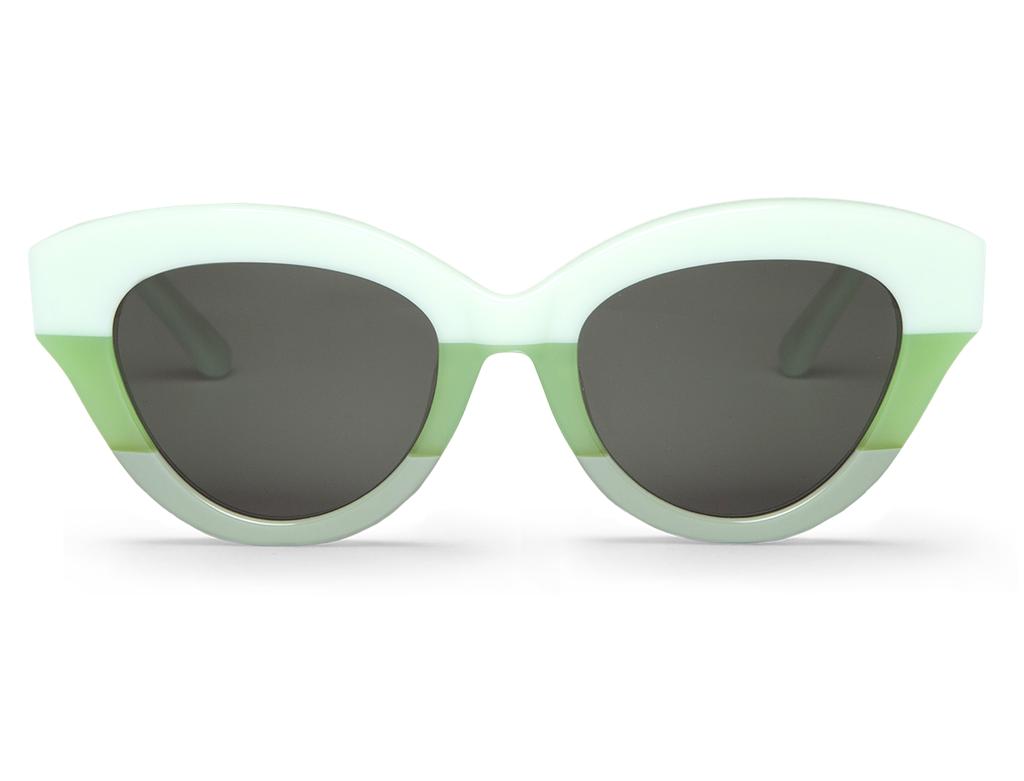 Óculos de sol com armação branca, verde e cinza e lentes escuras