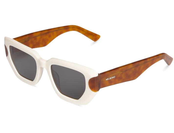 Óculos de sol com armação branca e hastes castanhas marmoreadas