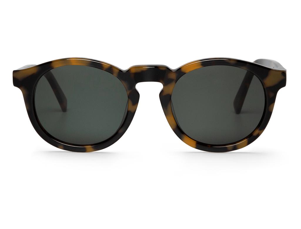 Óculos de sol com armação de padrão tartaruga castanha e lentes escuras