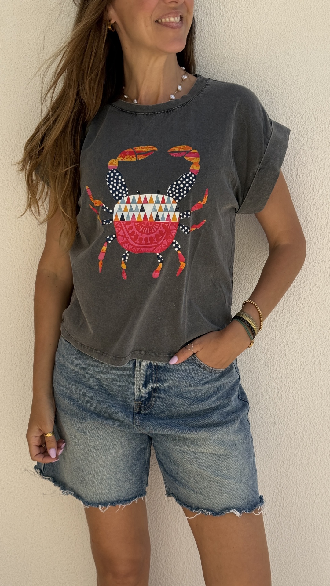 T-shirt cinza escuro com caranguejo colorido e calções de ganga azul claro