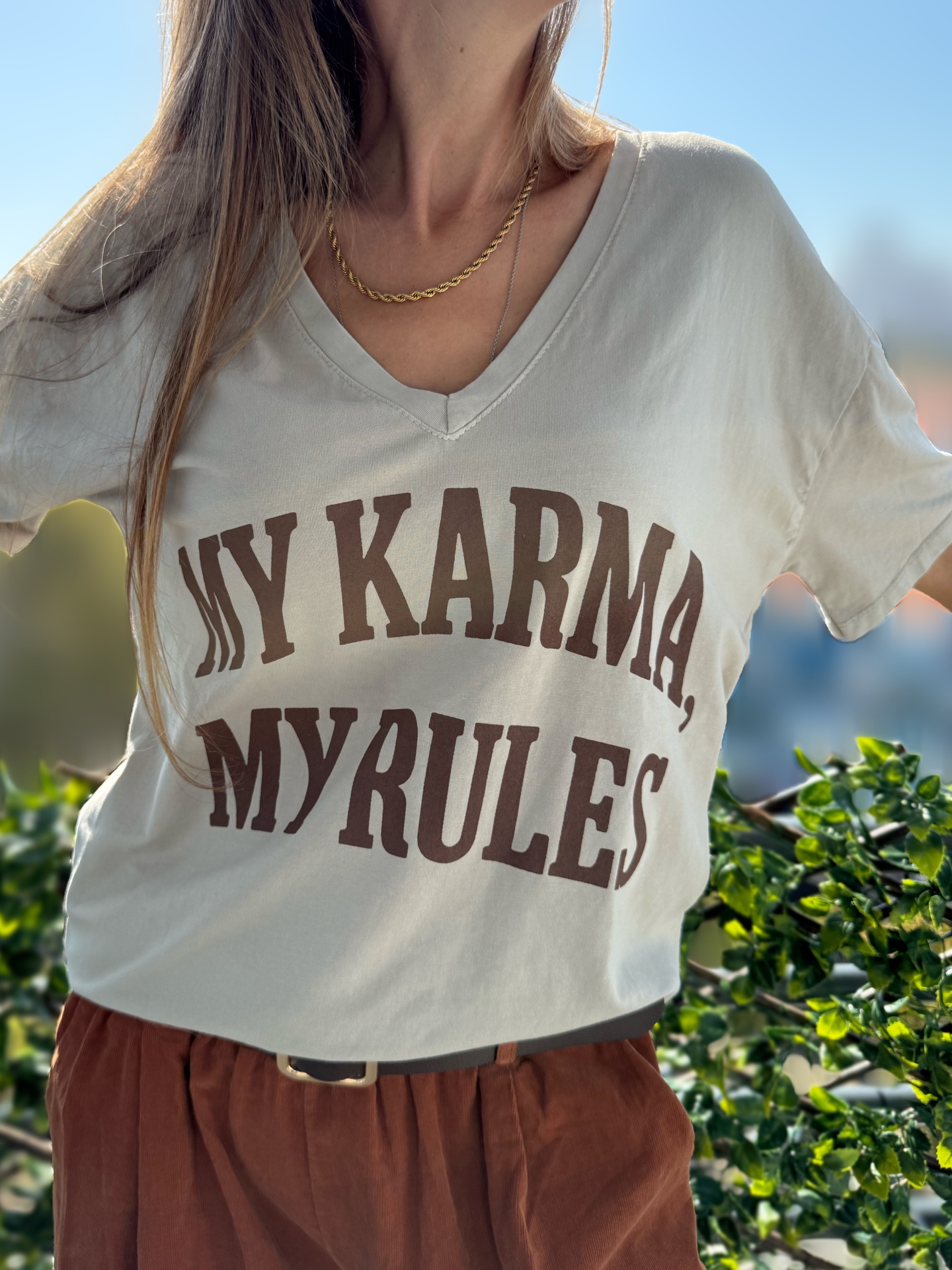 Camisola branca com texto MY KARMA, MY RULES em castanho