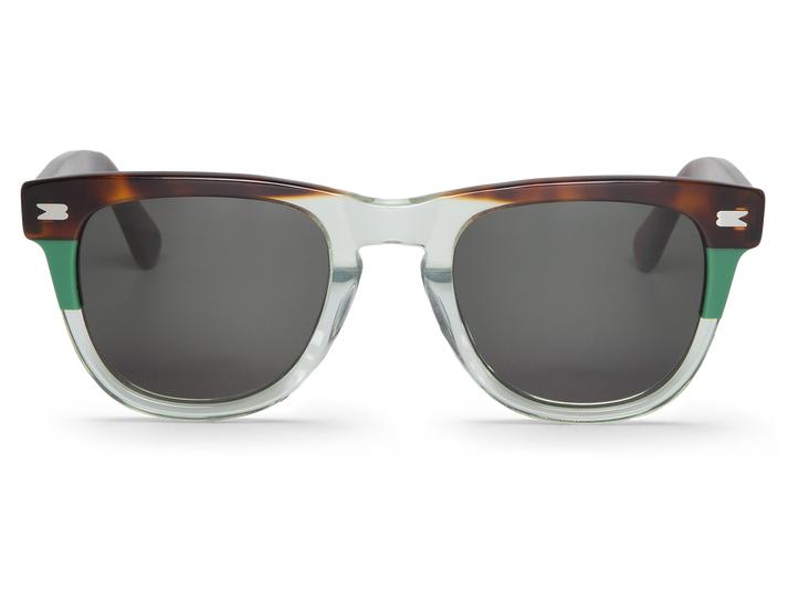 Óculos de sol com armação castanha, verde e cinza e lentes escuras