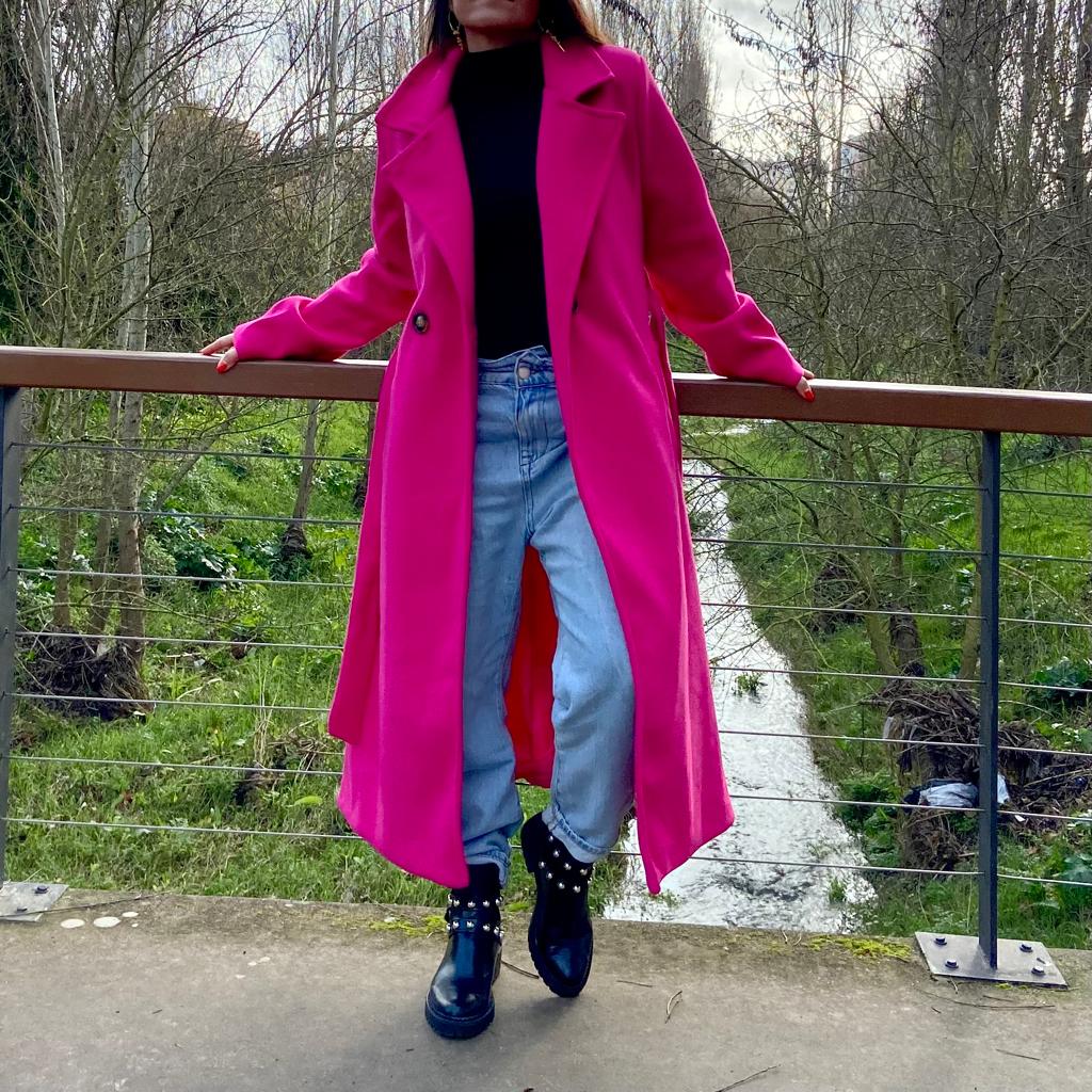 Casaco comprido rosa choque com gola de lapela