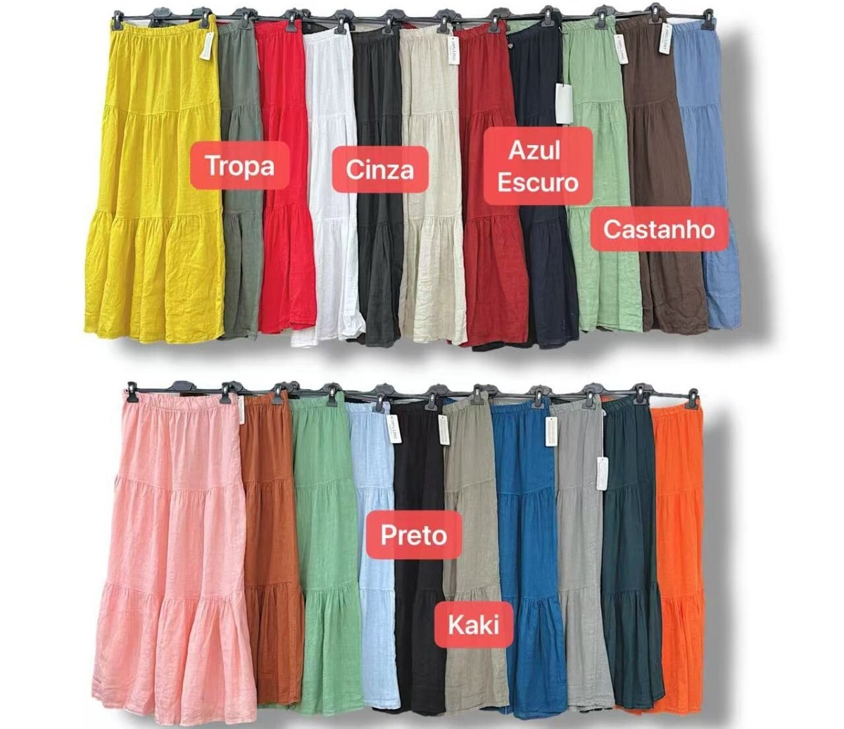 Duas filas de saias compridas em várias cores penduradas em cabides.