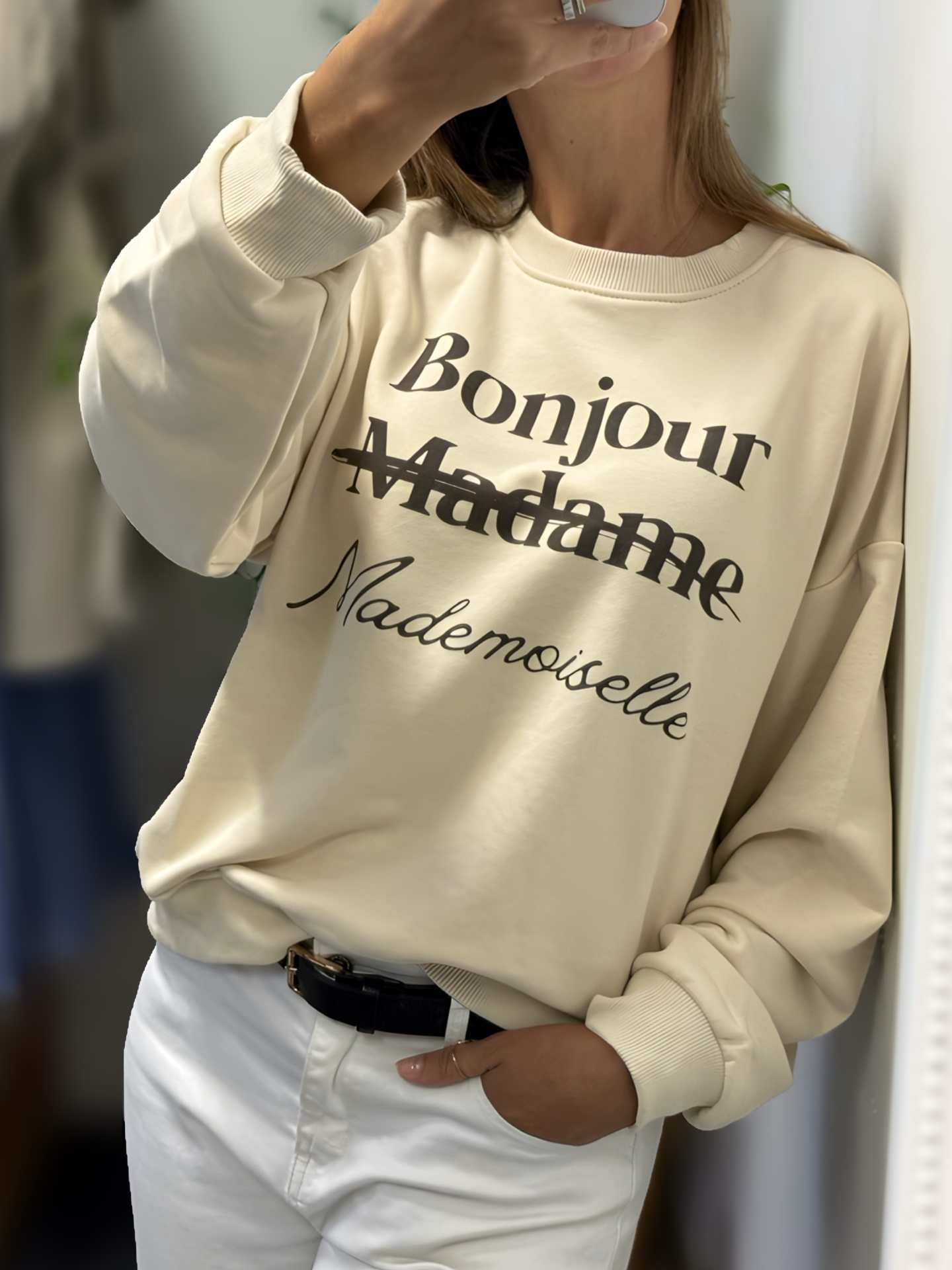Sweatshirt creme com texto Bonjour Madame riscado e Mademoiselle