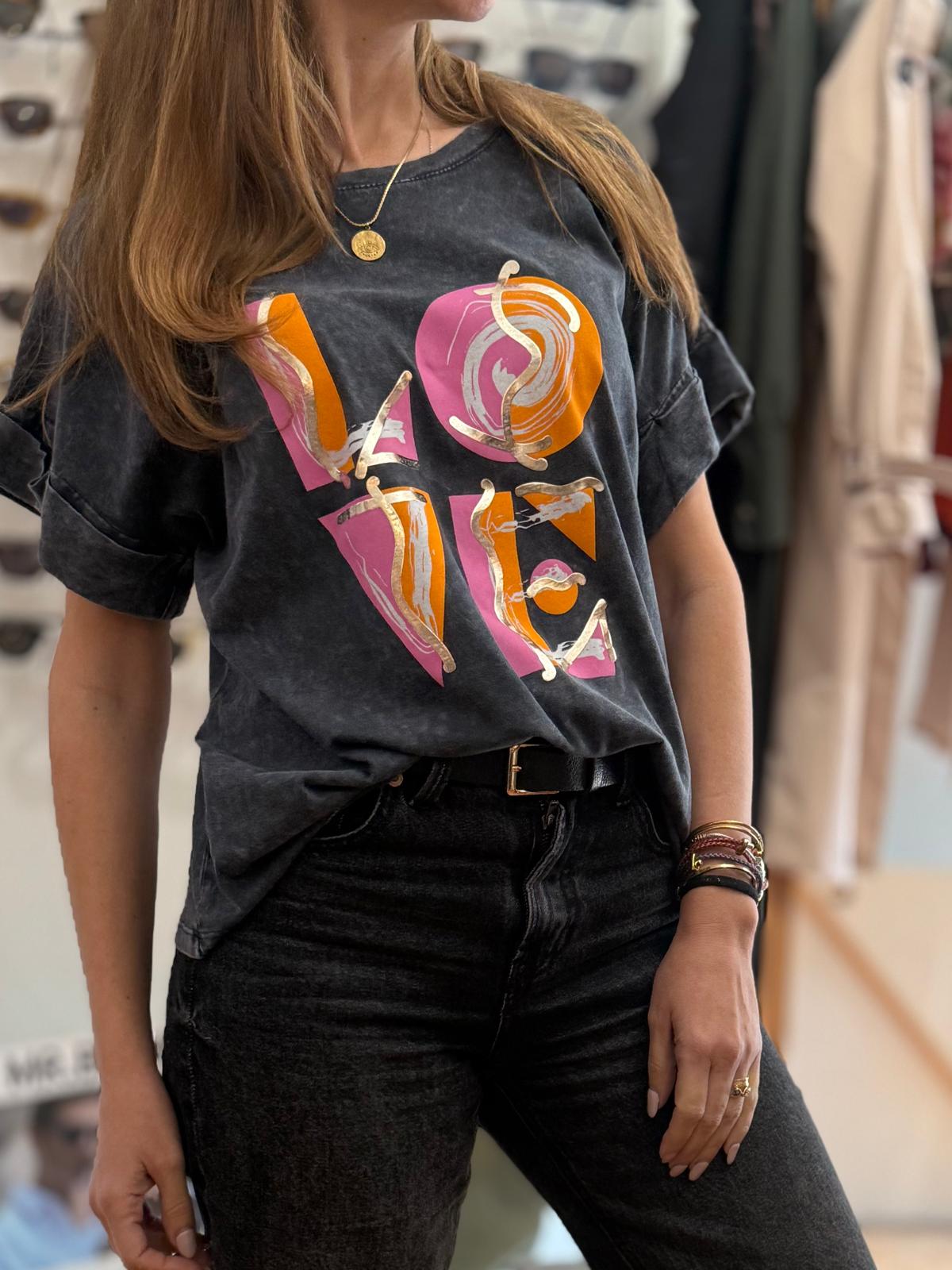 T-shirt preta com estampa colorida da palavra LOVE em tons de rosa e laranja