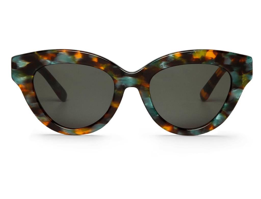 Óculos de sol padrão tartaruga com lentes escuras em fundo branco