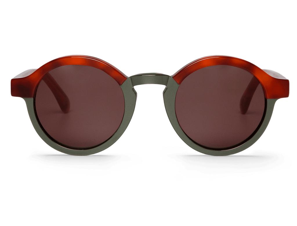 Óculos de sol redondos com armação vermelha e cinza e lentes escuras