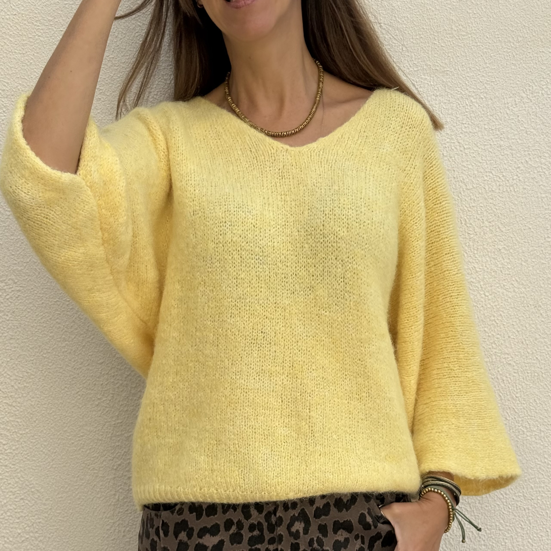 Camisola amarela de malha com decote em V e mangas largas