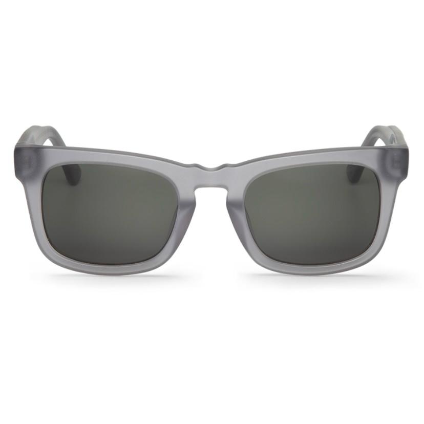 Óculos de sol com armação cinzenta translúcida e lentes escuras retangulares