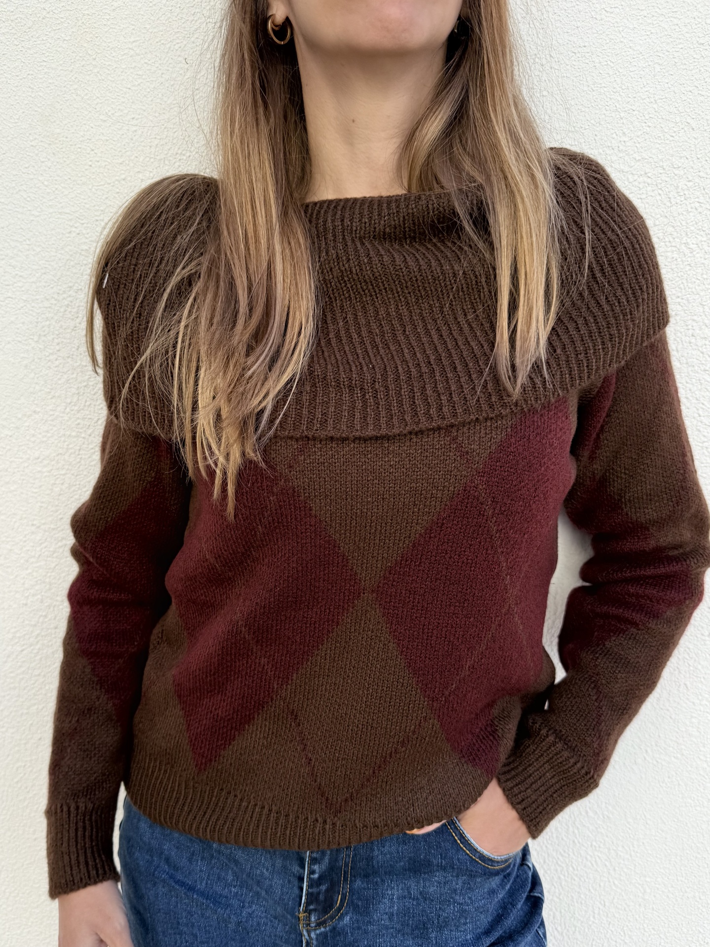 Camisola de malha castanha e burdeos com padrão de losangos e gola larga