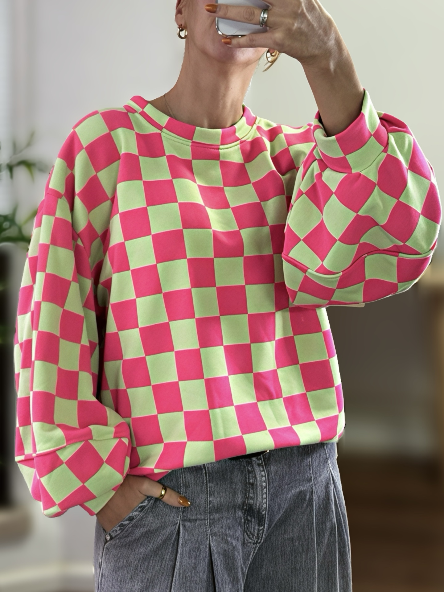 Sweatshirt xadrez rosa e verde com mangas largas e calças de ganga cinza