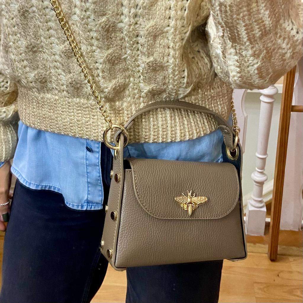 Mala pequena cinzento-escuro com abelha dourada e alça de corrente