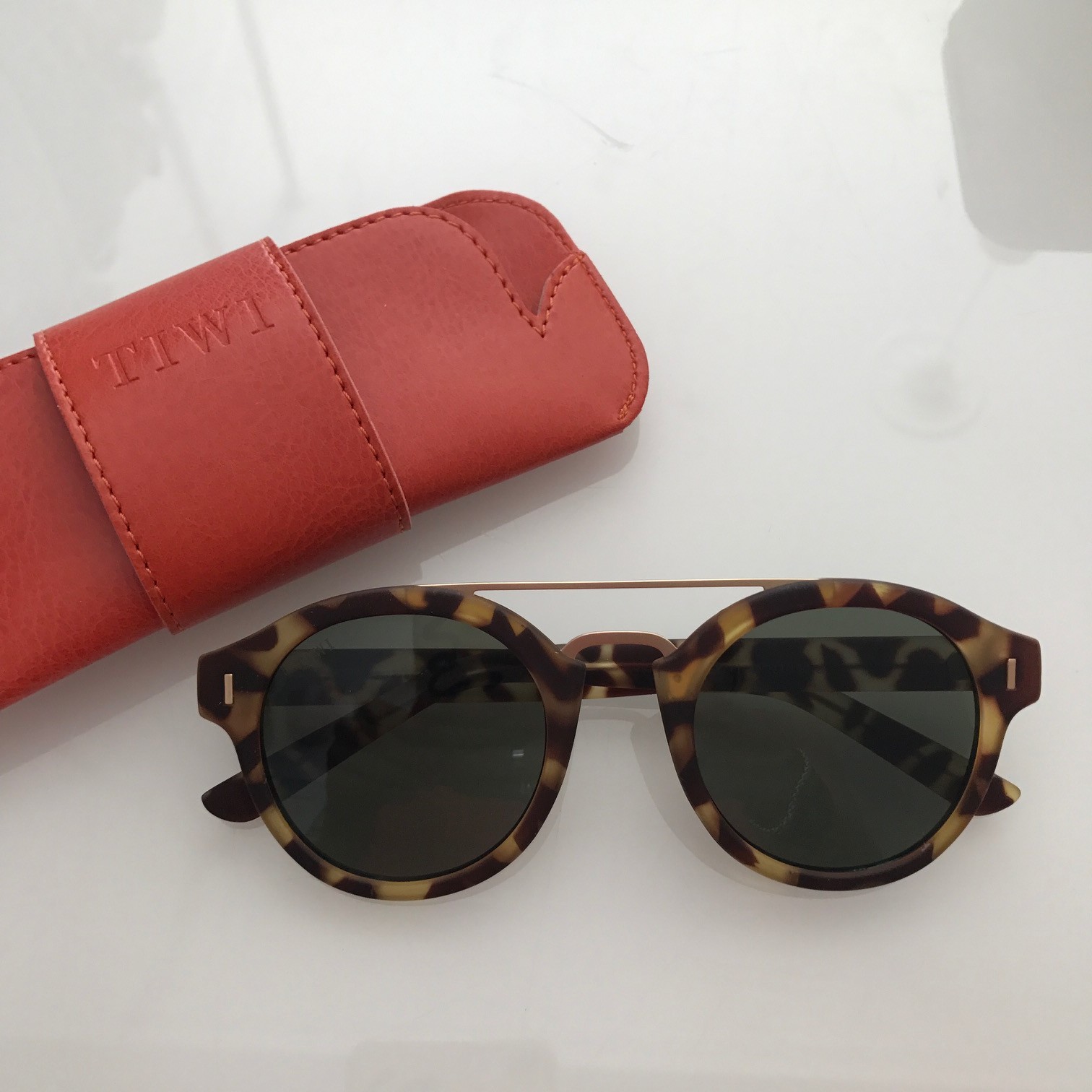 Óculos de sol tartaruga com estojo vermelho TIWI