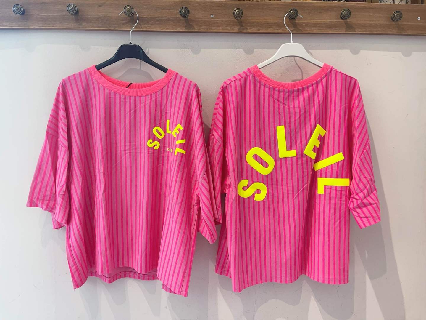 T-shirts rosa com riscas verticais e letras amarelas SOLEIL