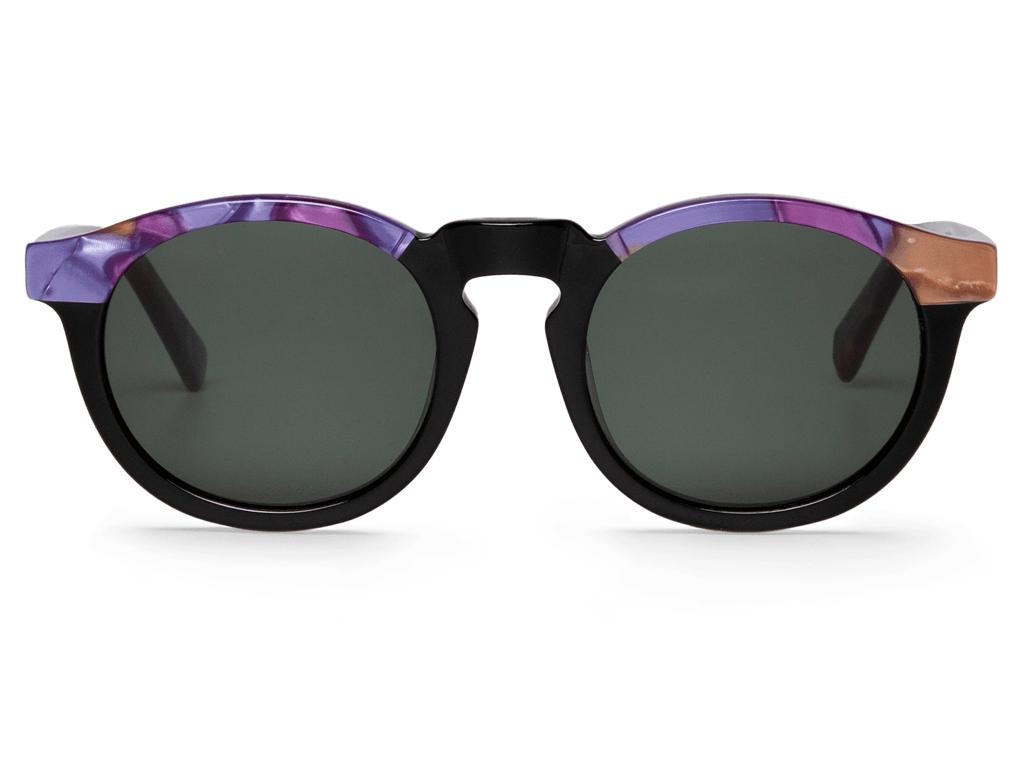 Óculos de sol com armação preta e hastes roxas e castanhas marmoreadas