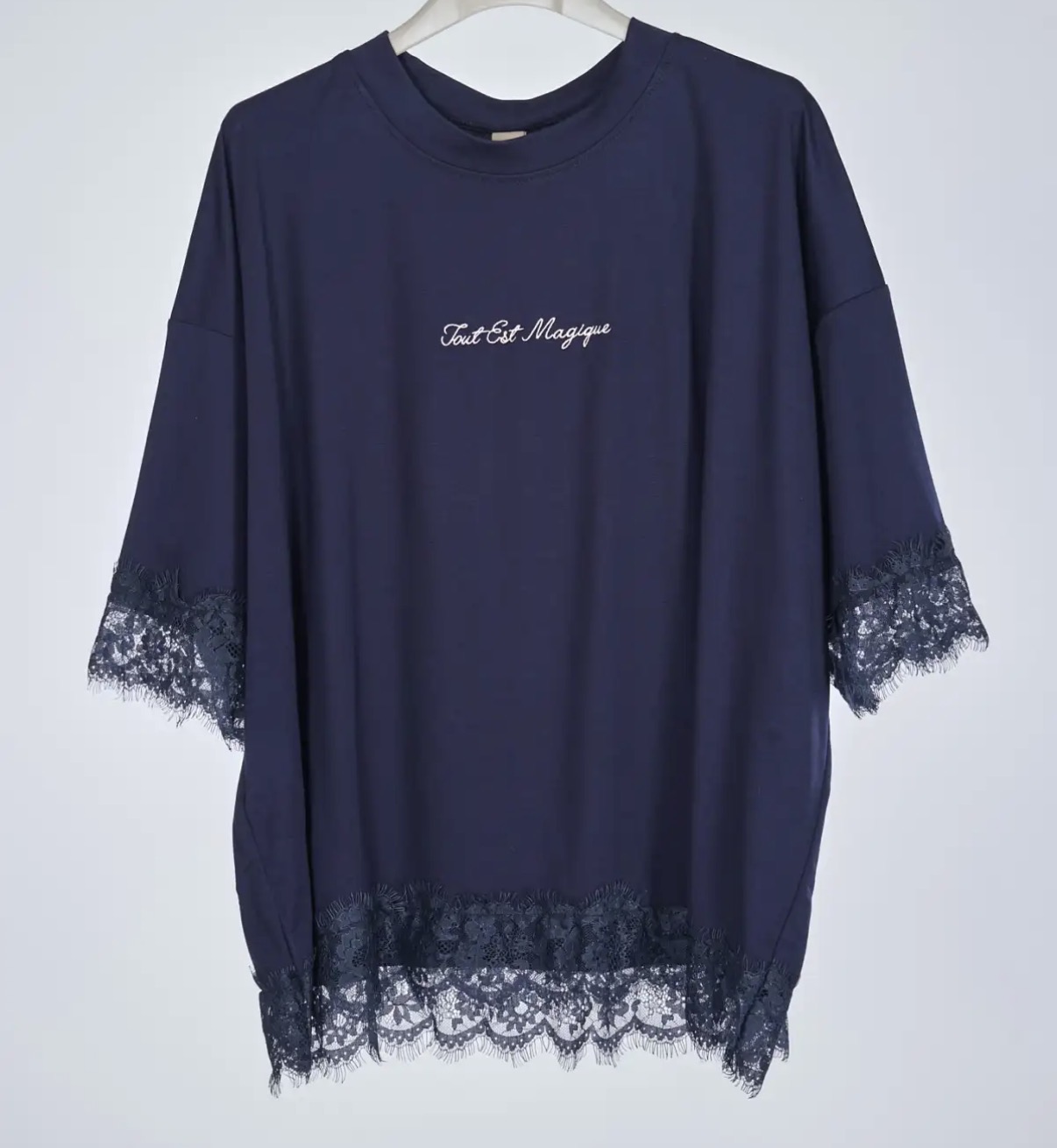 T-shirt azul escura com renda e texto bordado ao centro