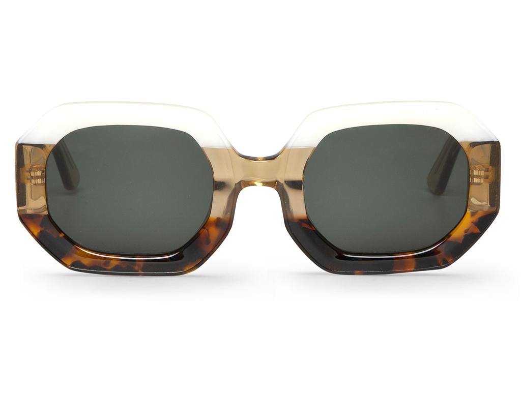 Óculos de sol com armação branca translúcida e padrão tartaruga