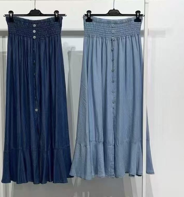 Duas saias longas azul escuro e azul claro com cintura franzida e botões penduradas em cabides