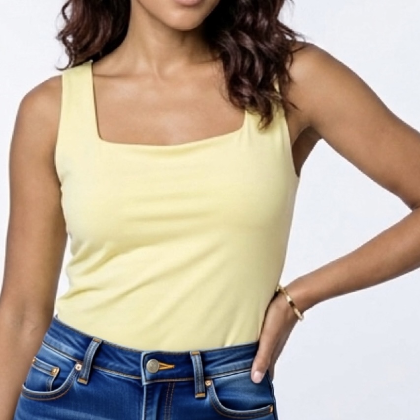 Regata amarela de tecido liso com decote quadrado e calças de ganga azuis