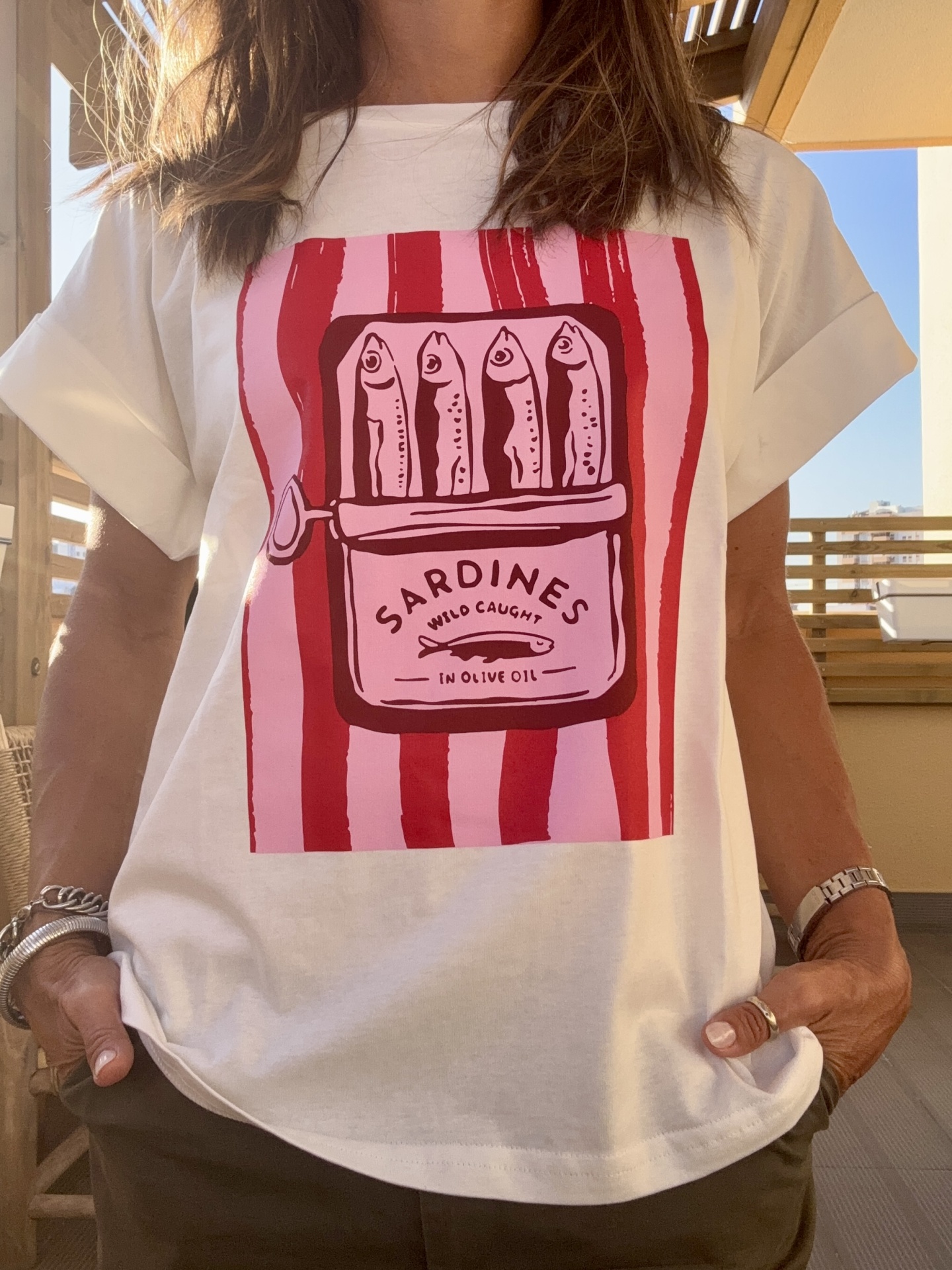 T-shirt branca com estampa de lata de sardinhas em vermelho e rosa