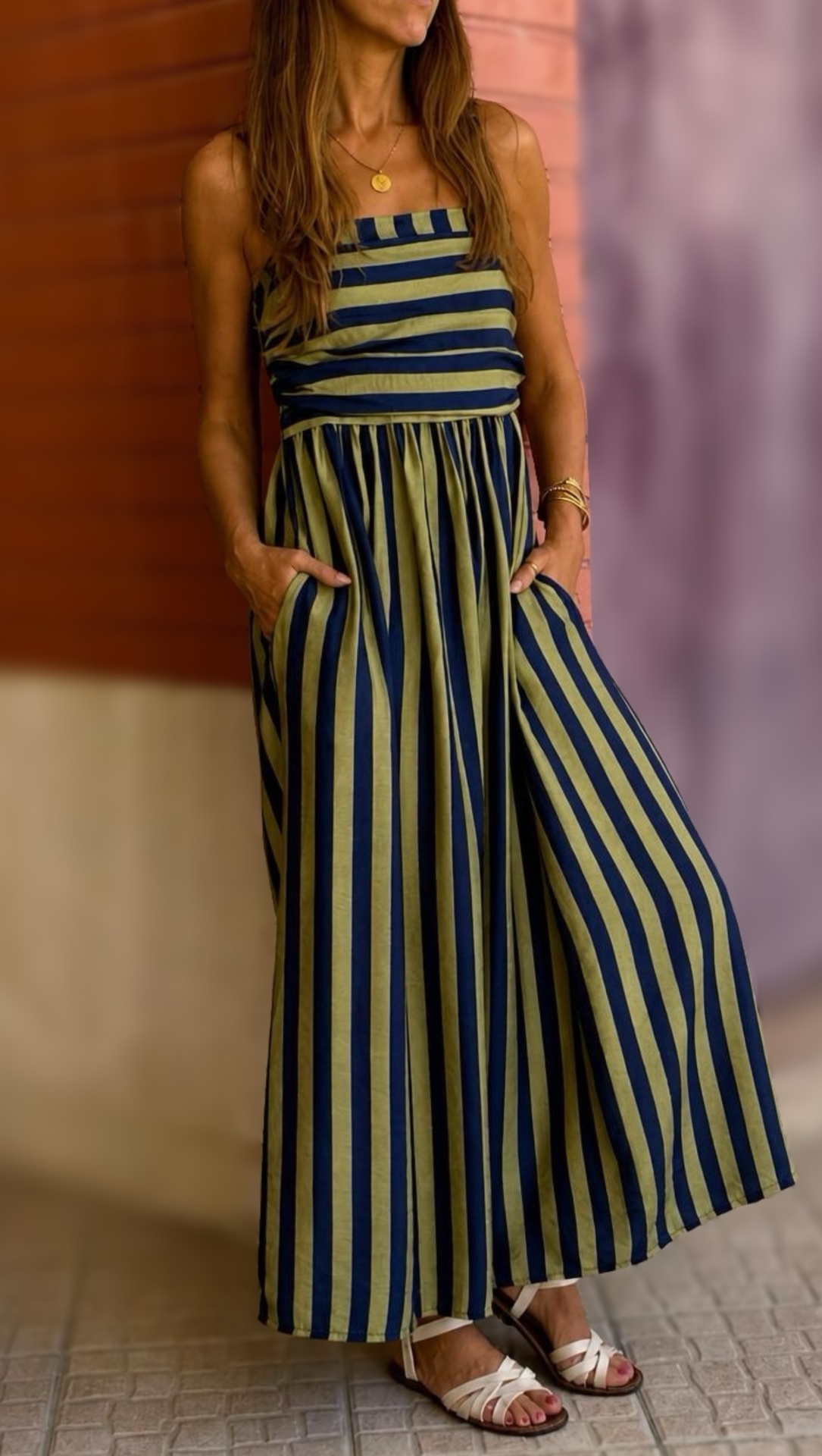 Vestido comprido de riscas verticais azul e verde com bolsos e sandálias brancas