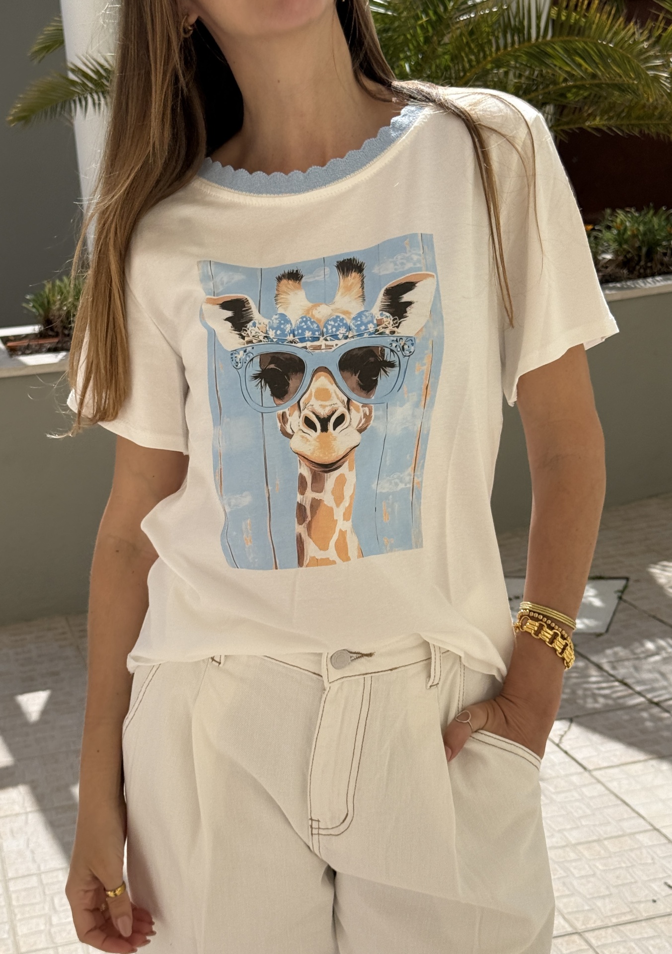 T-shirt branca com estampado de girafa com óculos azuis e flores