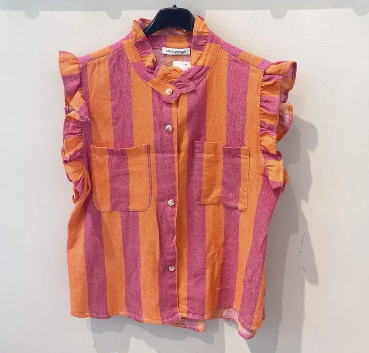 Blusa riscas laranja e rosa com folhos nas cavas e bolsos frontais