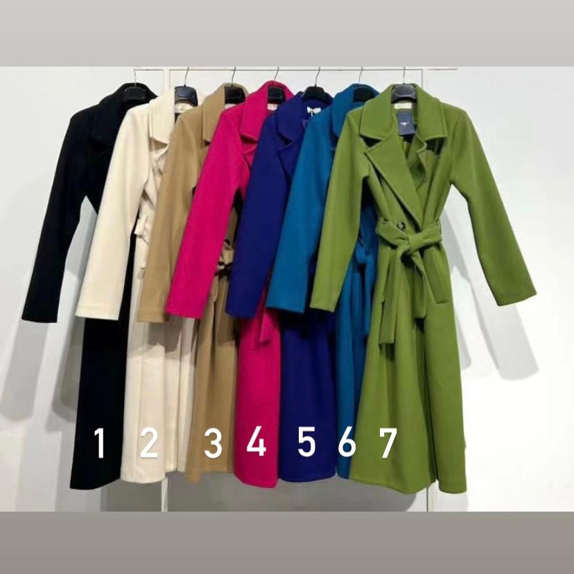 Sete casacos compridos coloridos pendurados em cabides numerados de 1 a 7