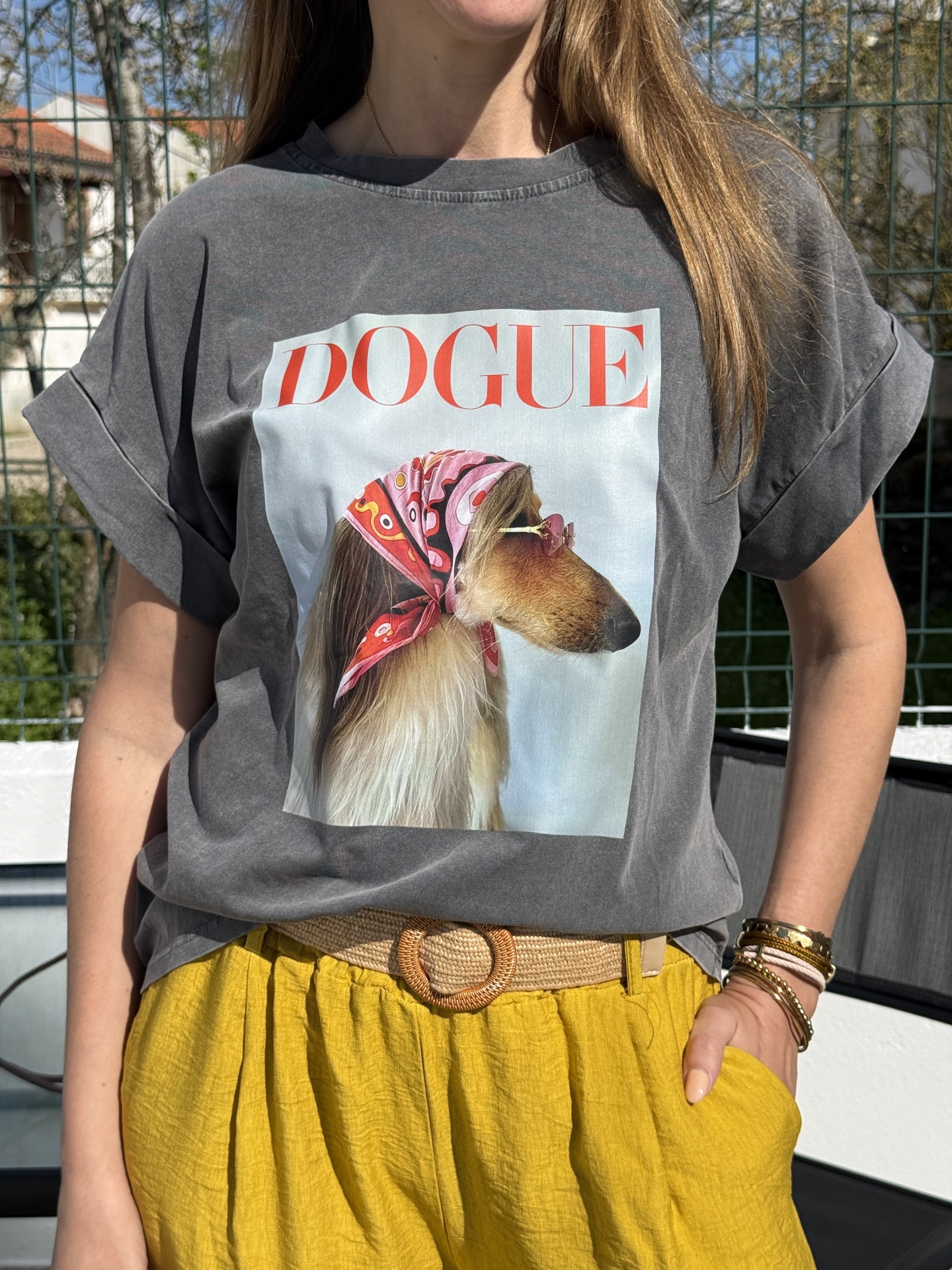 T-shirt cinza com estampa de cão com lenço rosa e texto DOGUE