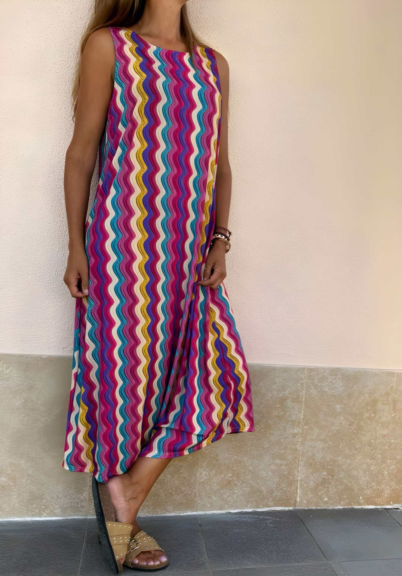 Vestido comprido sem mangas com padrão colorido de ondas