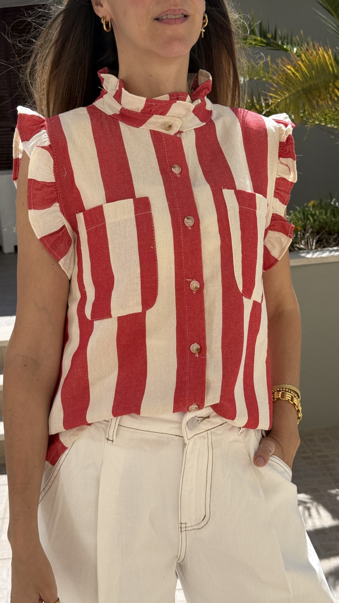 Blusa riscada vermelha e branca com botões e folhos nos ombros
