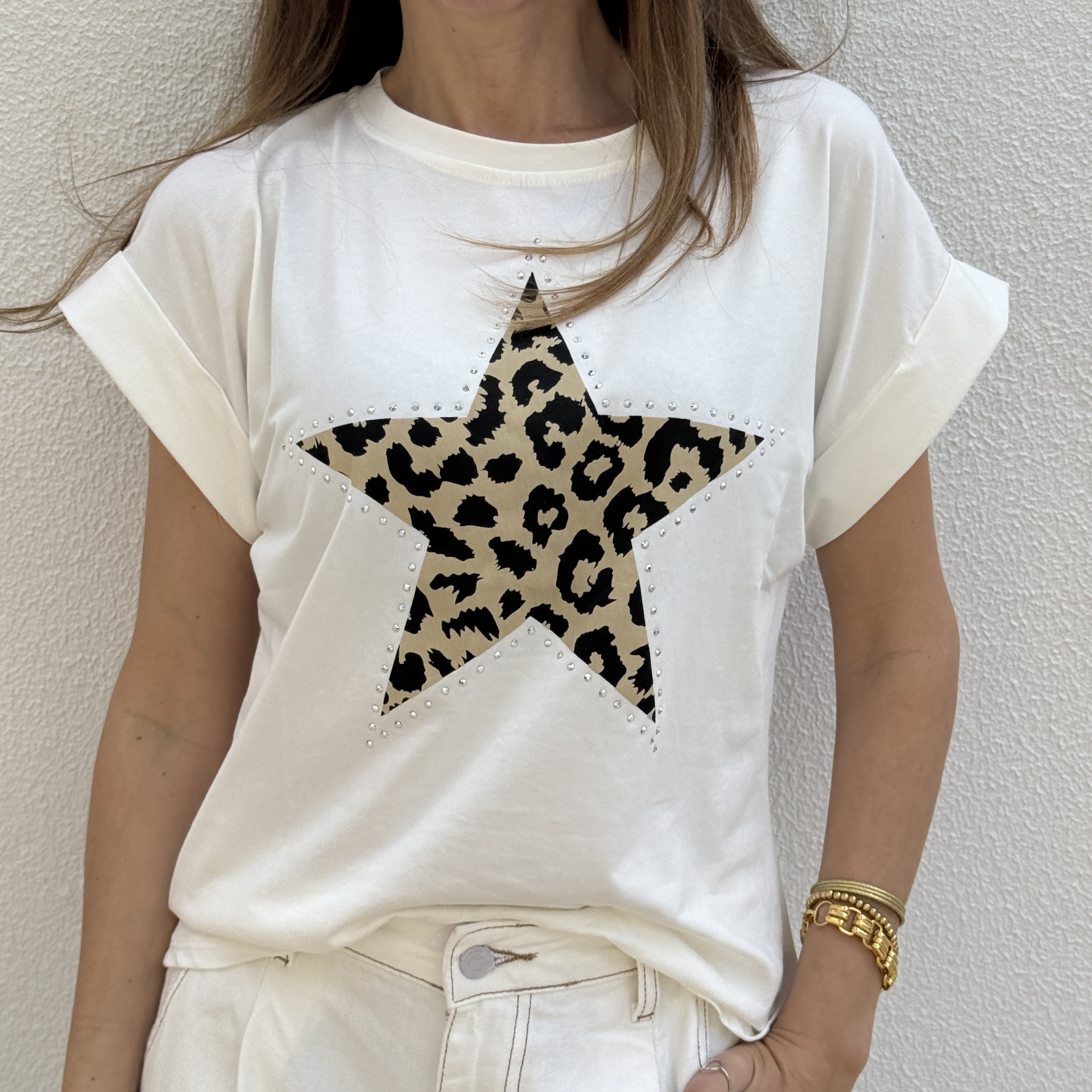 T-shirt branca com estrela animal print e detalhes prateados