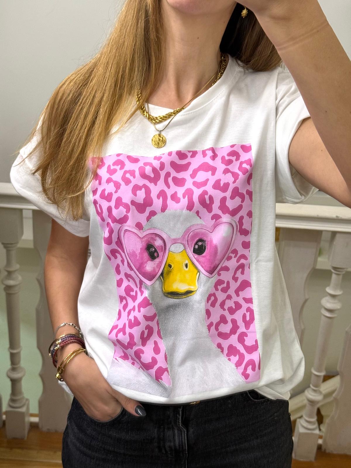T-shirt branca com estampa de pato rosa e animal print