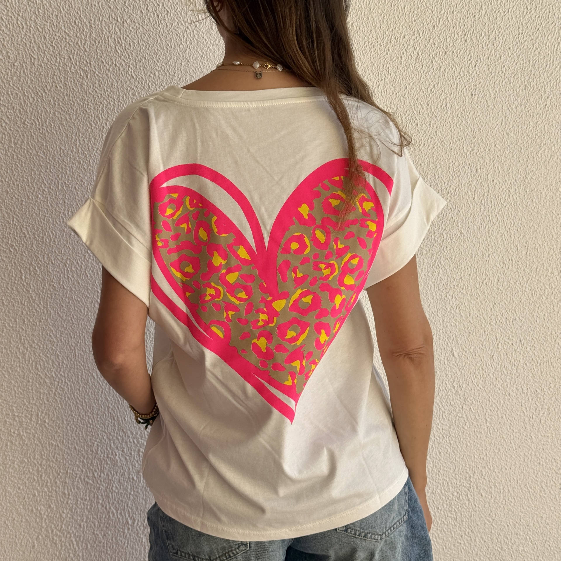 Camisola branca com estampa de coração colorido nas costas