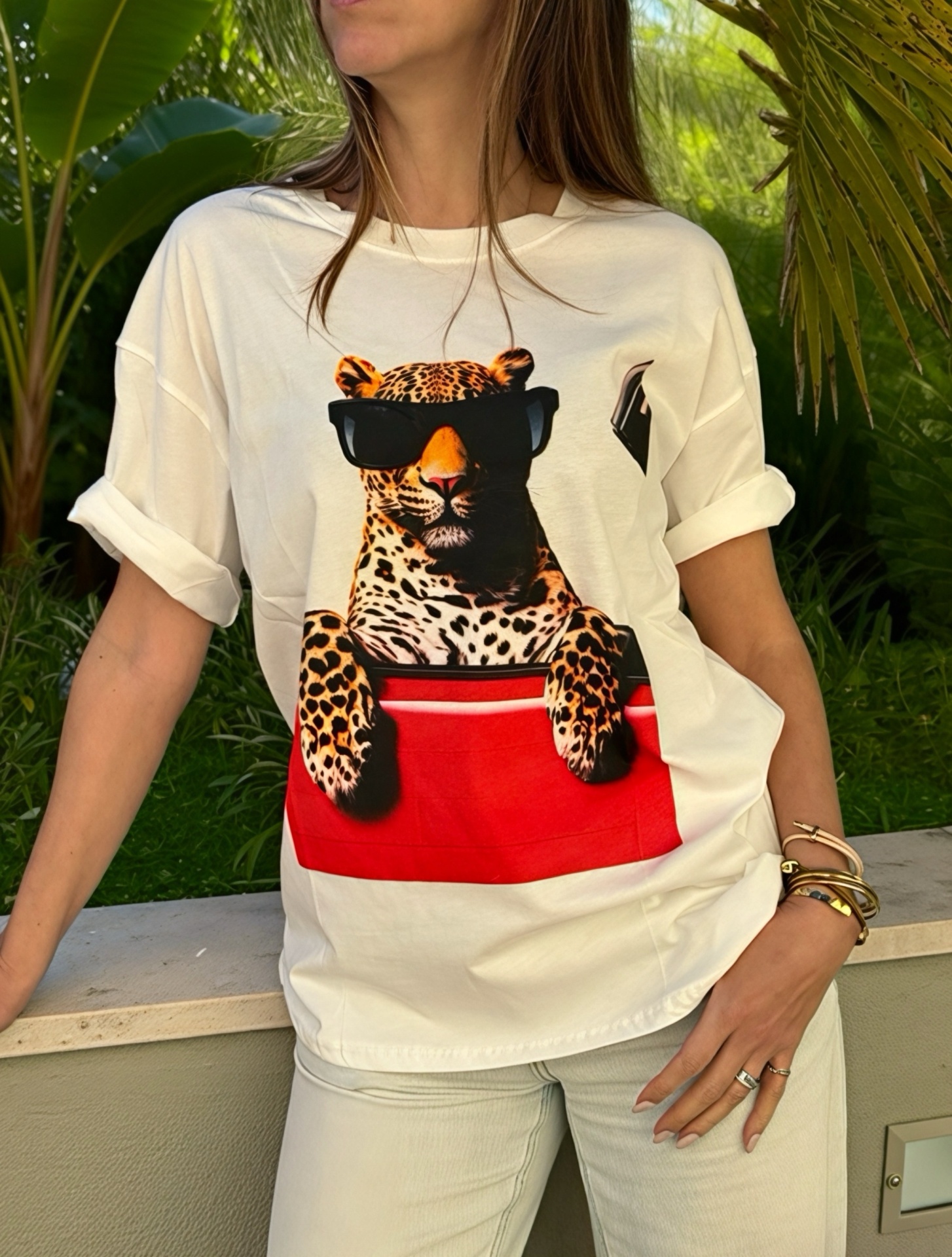 T-shirt branca com estampa de leopardo com óculos de sol e detalhe vermelho.