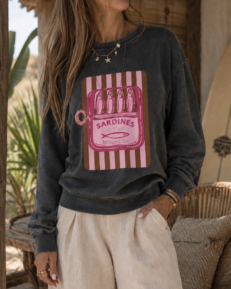 Sweatshirt preta com estampa de lata de sardinhas em rosa e castanho