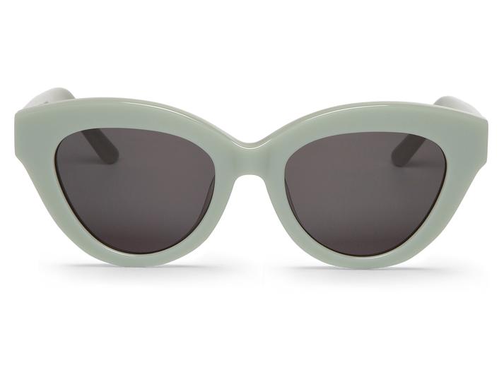 Óculos de sol verde-acinzentados com lentes escuras em fundo branco