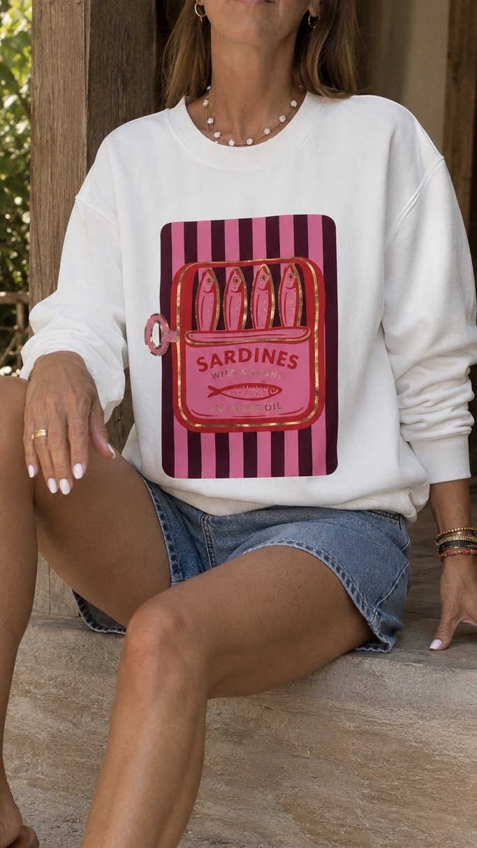 Sweatshirt branca com estampado de lata de sardinhas rosa e vermelho