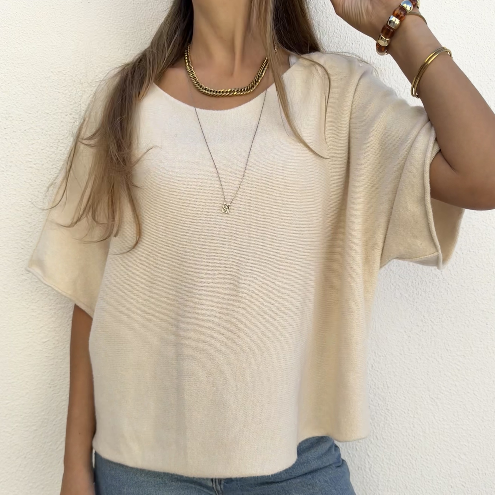 Blusa feminina creme de malha com mangas curtas largas