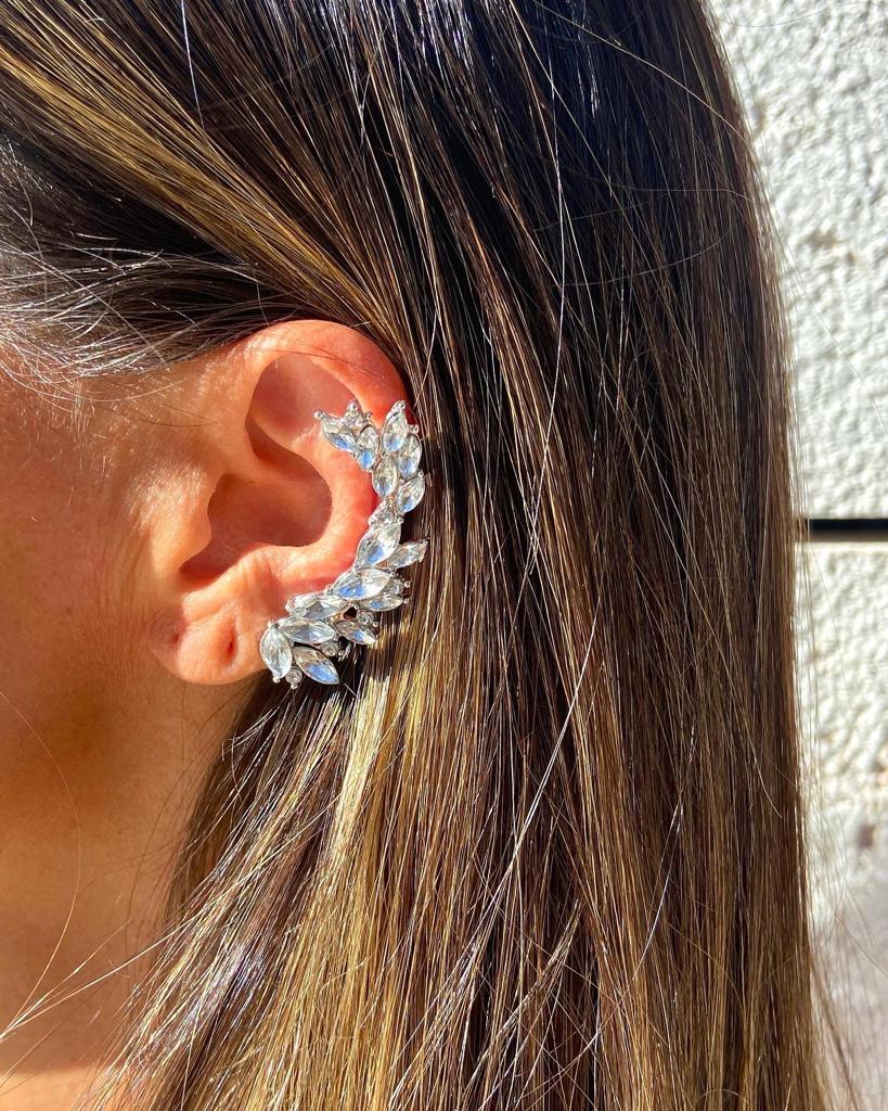 Ear cuff com pedras brilhantes em forma de folhas na orelha