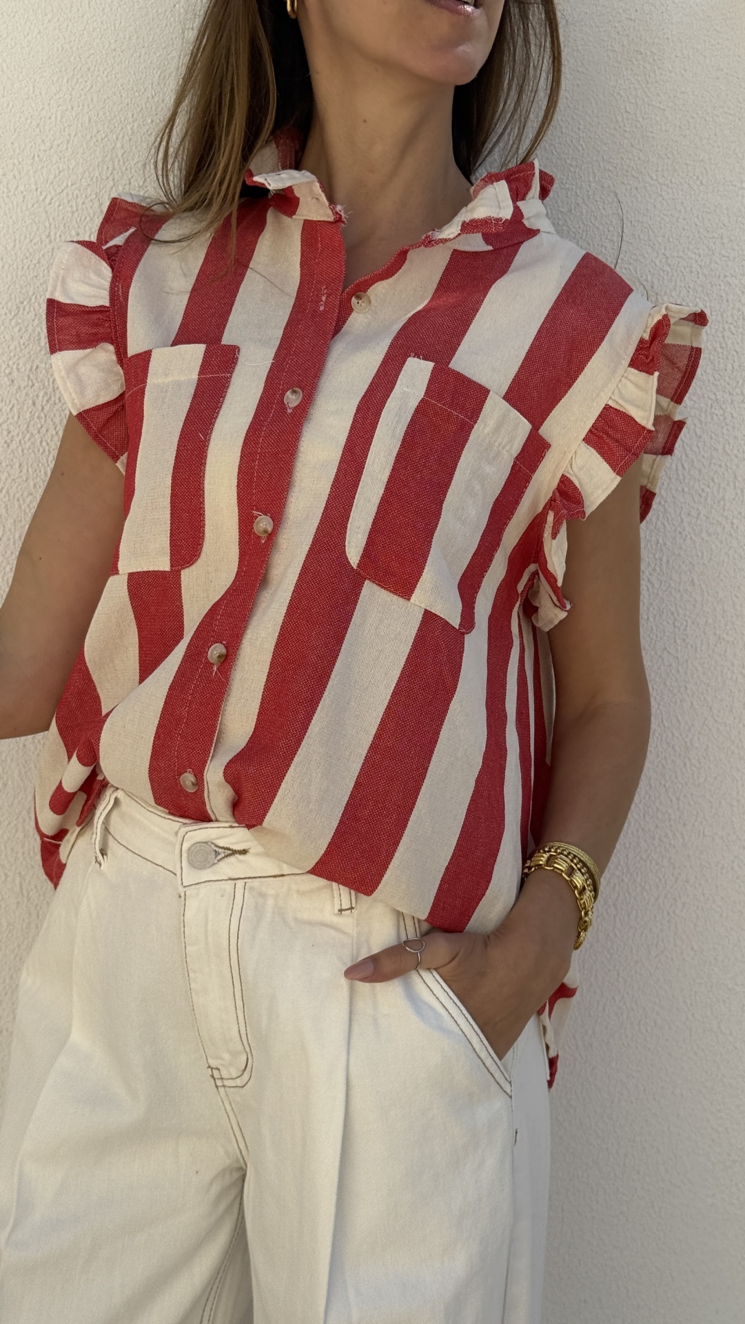Blusa às riscas vermelhas e brancas com botões e calças brancas