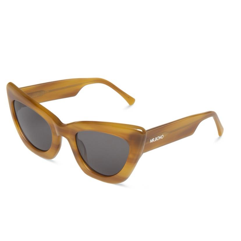 Óculos de sol castanhos com lentes escuras e texto MR.BOHO na haste