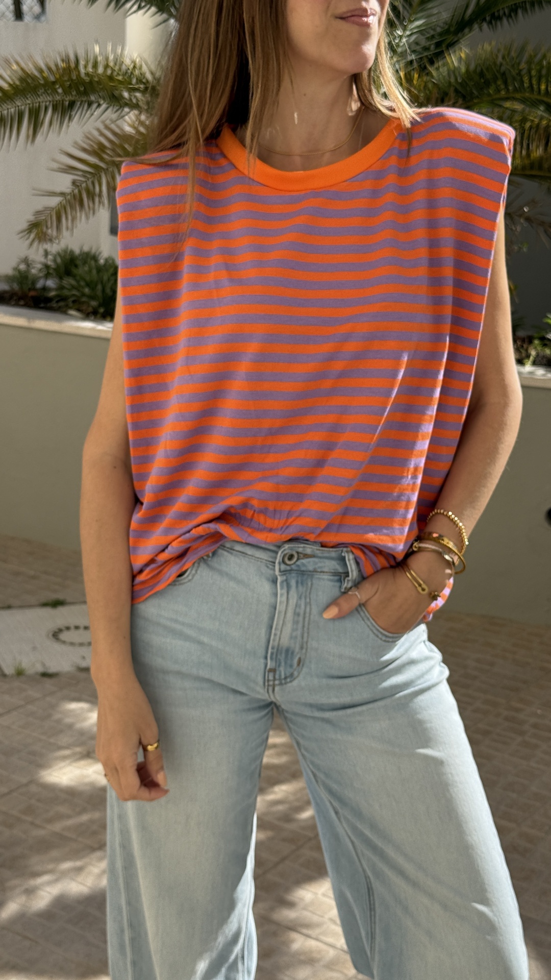 Blusa de riscas laranja e lilás com calças de ganga azul claro