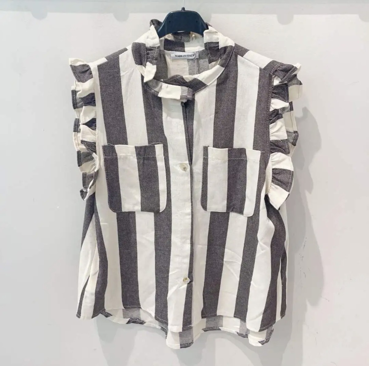 Blusa sem mangas riscada branca e cinza escuro com folhos na gola e bolsos frontais