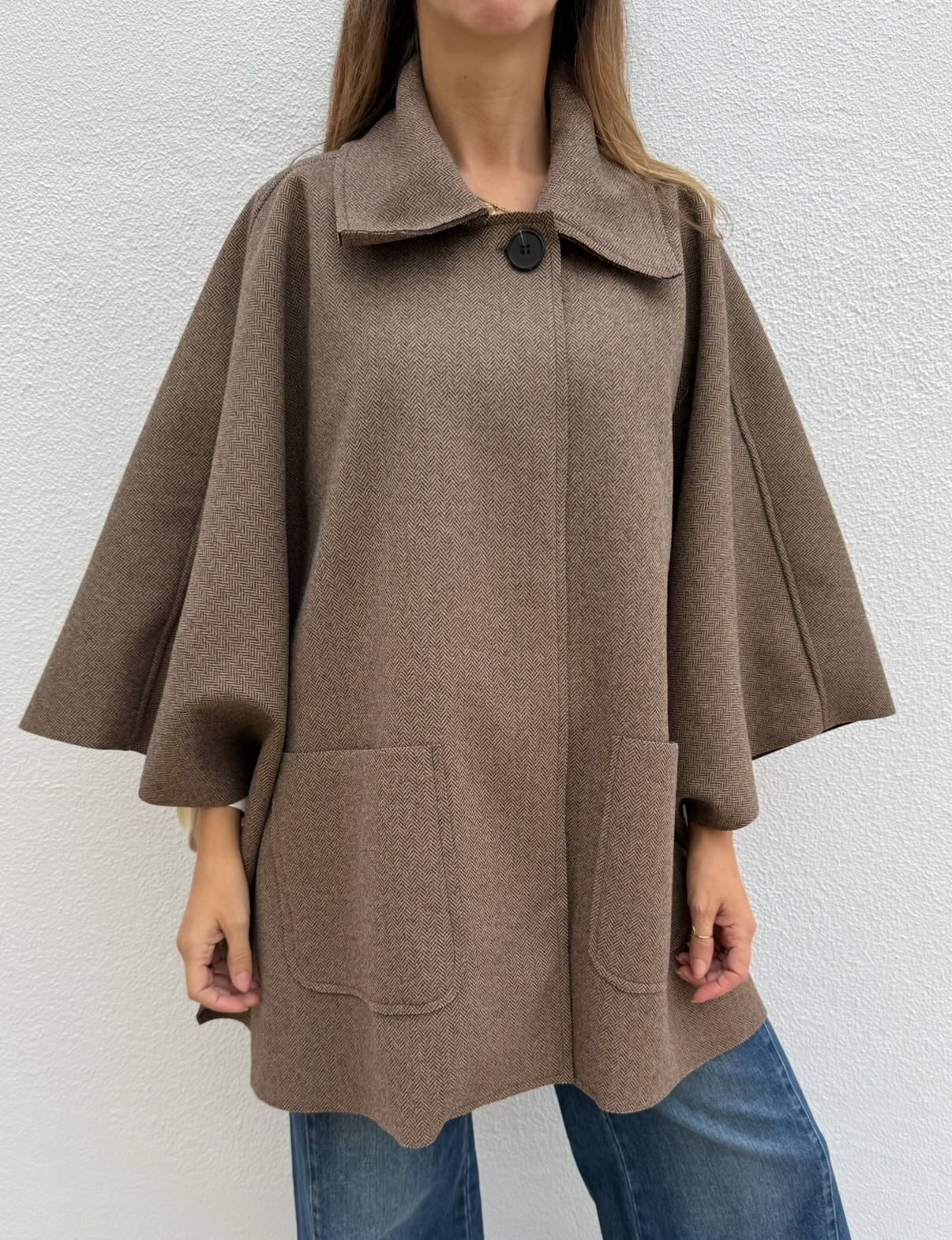 Capa castanha com padrão espinha de peixe e bolso