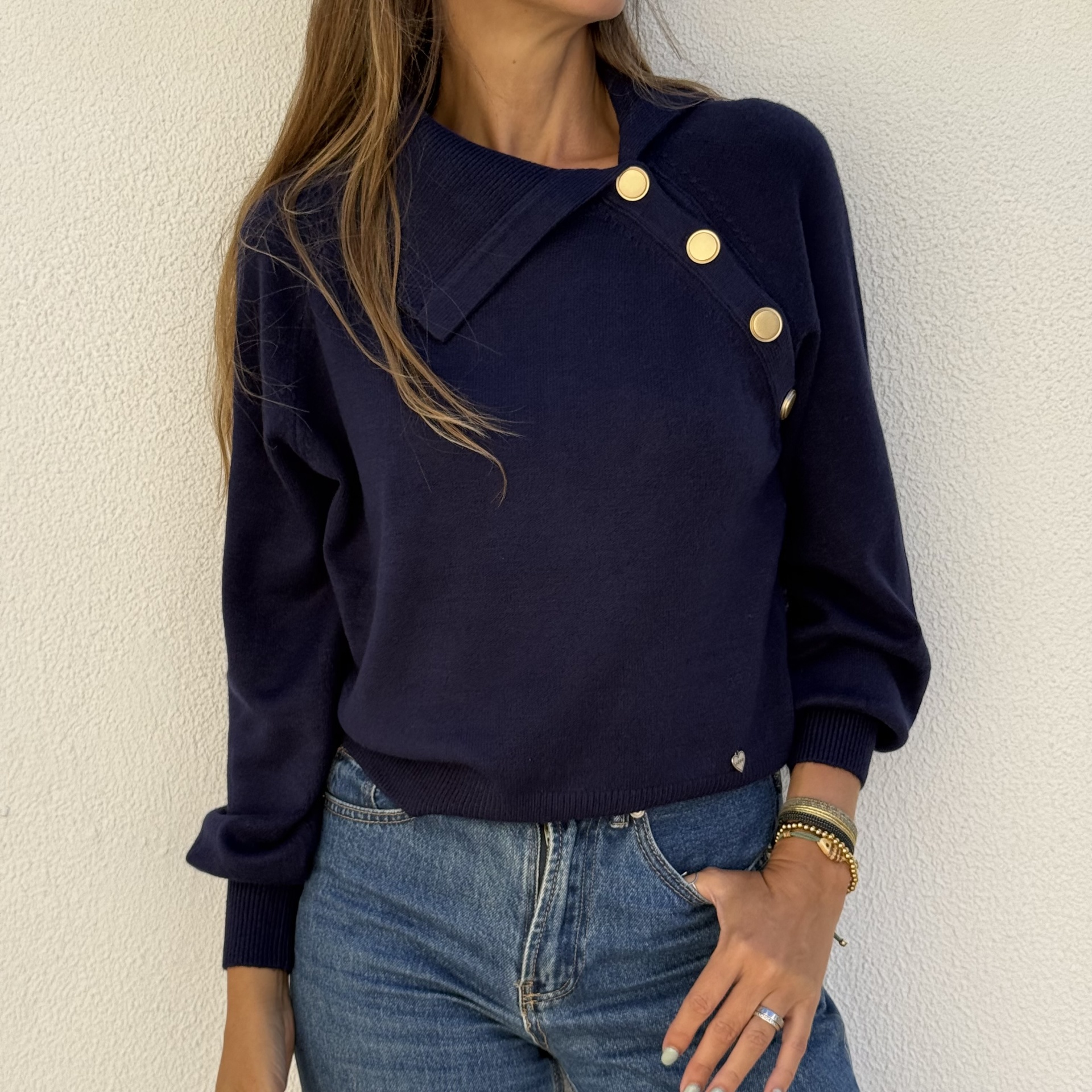Sweater azul escuro com botões dourados e jeans azul claro