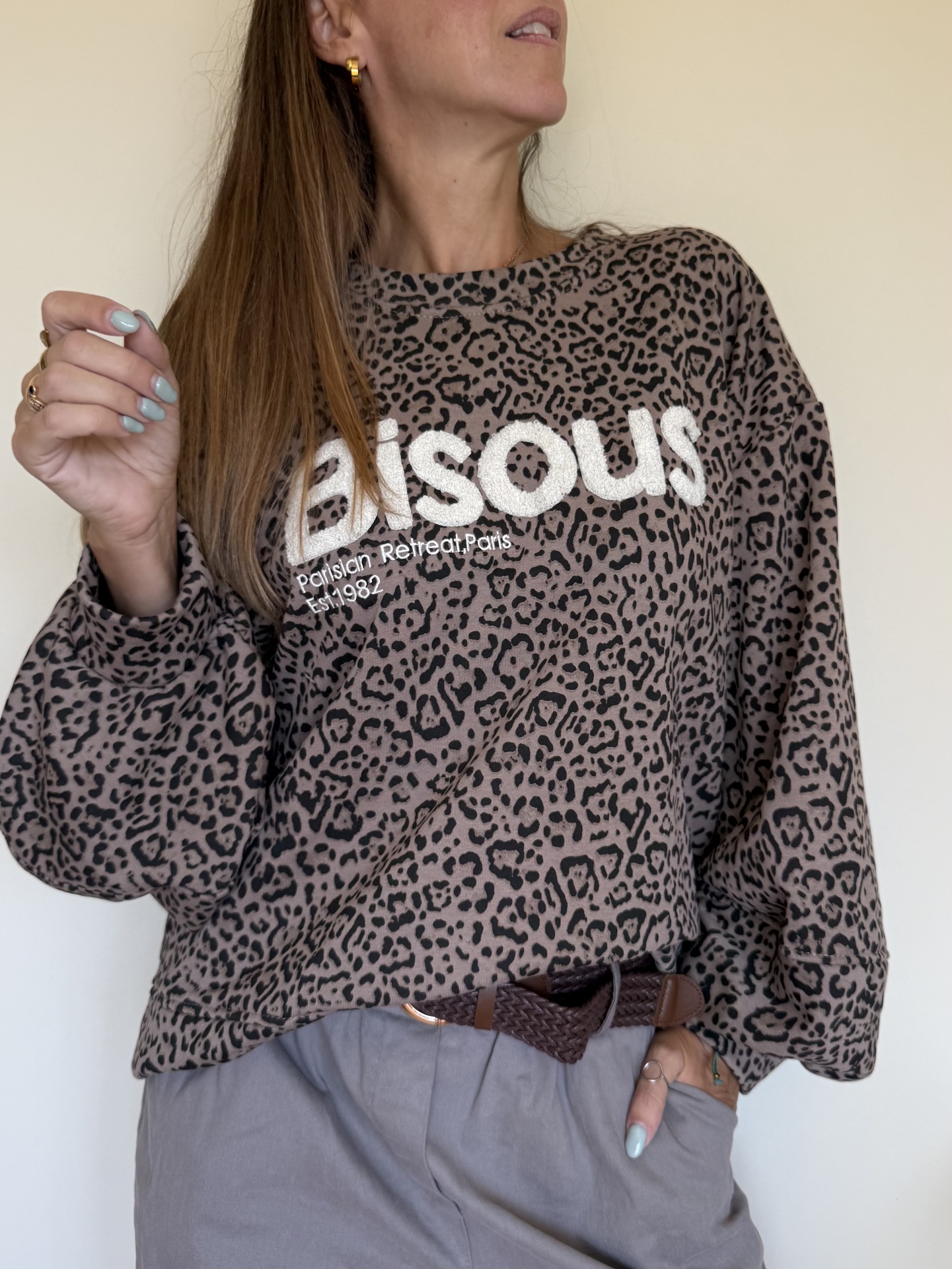 Sweatshirt castanha padrão animal com texto branco Bisous e calças cinzentas com cinto castanho