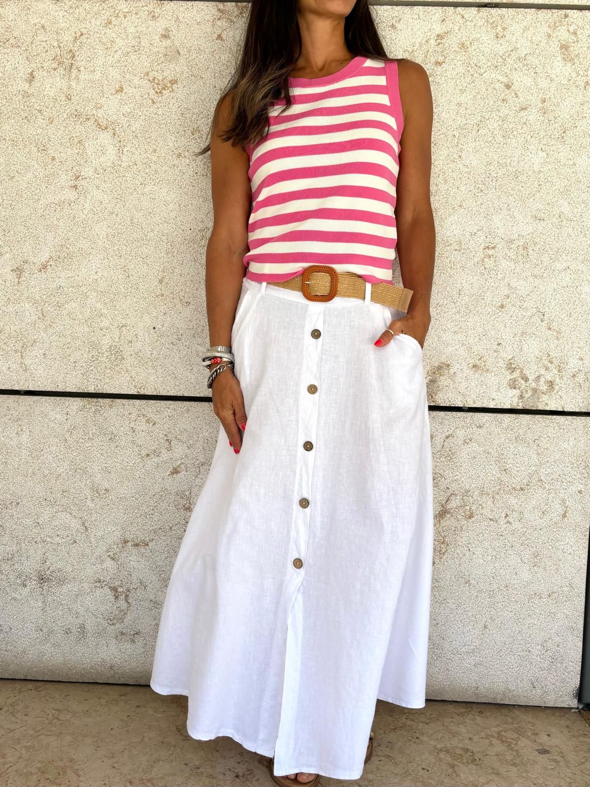 Conjunto de roupa feminina com top às riscas rosa e branco e saia longa branca com botões e cinto castanho