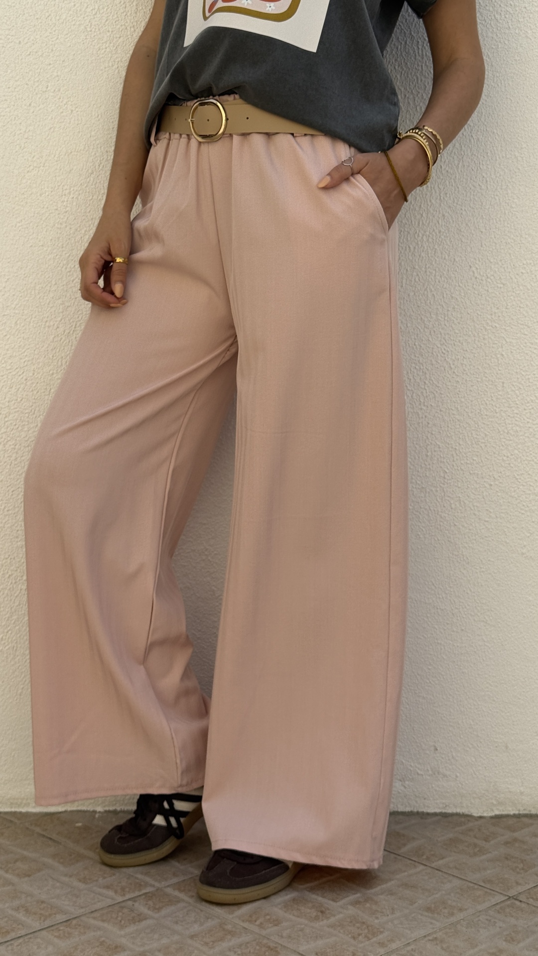 Pantalonas rosa claro com cinto bege e t-shirt cinza